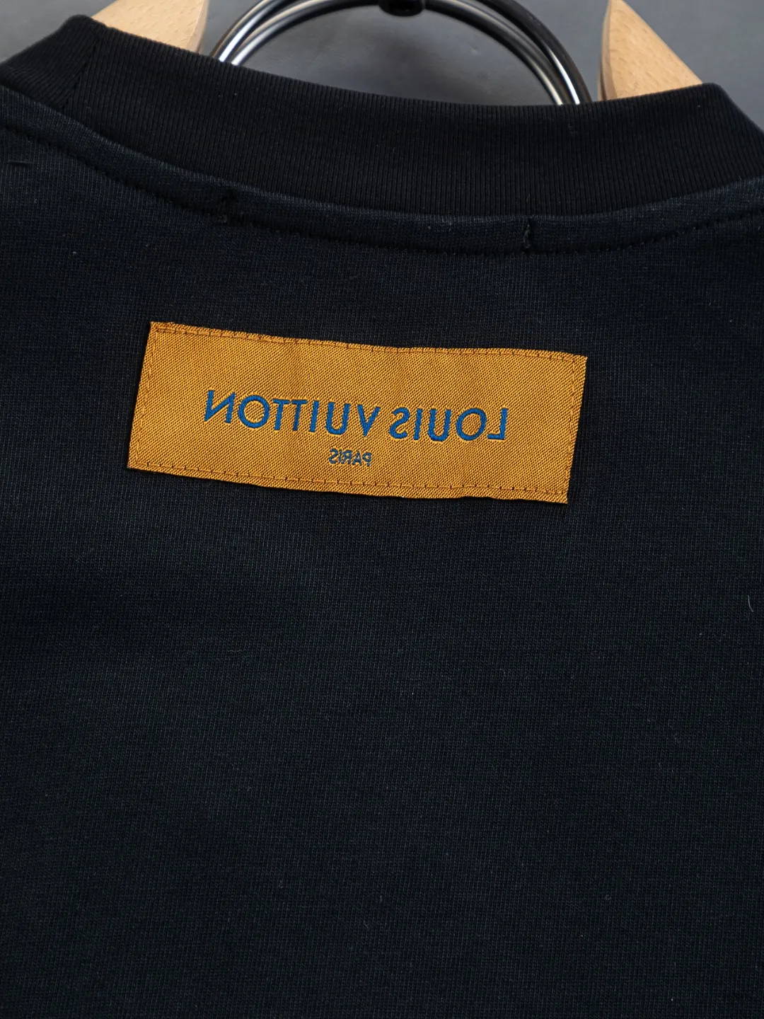 🅿️190 Louis Vuitton 1V LV lv slightly wide version S-XL LV 26ss new products are available at counters at the same time. Multiple craftsmanship Snow Mountain🏔️Ski⛷️Flocked Foam Print Ski⛷️ series T-shirts, the front foam print combines snow mountains, forests and abstract cracks, with the LV logo hidden, full of artistic sense. Round neck short-sleeved T-shirt, same style for men and women! Consigned to one-to-one creation. Synchronized with the official website, pure cotton fabrics at the counter! It is close to the skin and comfortable, durable and easy to wear. It has a classic and simple logo design and meticulous original craftsmanship. Short-sleeves, a must-have item for men, do not appear to be the same for the general public, but must be unique and eye-catching. This LV short-sleeve is all about quality, comfort, the same shape and fashion as always, including fabrics and cutting techniques. All of them have been made with great effort! 320 grams of washed pure cotton fabric, pure cotton is breathable, very refreshing and comfortable for daily wear. The rib knitting on the neckline is smooth and tight, and the neckline will not be skewed if you toss it at will. The loose version, you will find that it looks really good on the upper body. The overall is minimalist and neat, super versatile for daily use! Pair it casually with a pair of pants for a youthful look. A T-shirt will make your outfit crazy. It is a fashionable item that can never go wrong! Color: Black White Size: S-XL Size chart: S: Shoulder width 50-Bust 56-Length 70 M: Shoulder width 52-Bust 57-Length 72 L: Shoulder width 54-Bust 59-Length 74 XL: Shoulder width 56-Bust 62-Length 76